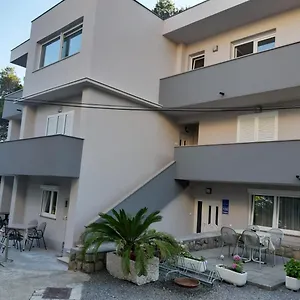  Apartment Pahljina